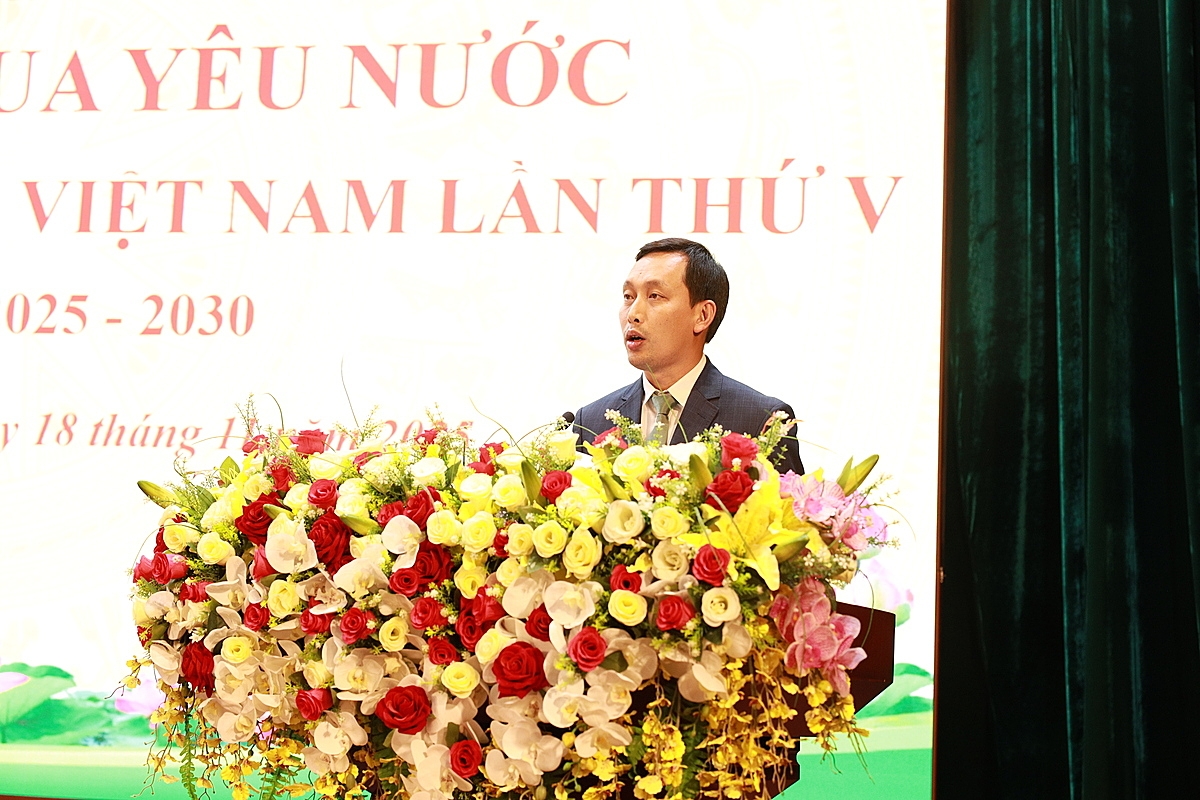 Đại diện Liên hiệp HTX Thương Mại TP. Hồ Chí Minh &lpar;Saigon Co.op&rpar; trình bày tham luận tại đại hội.