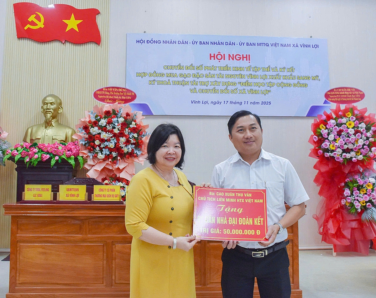 Chủ tịch Liên minh Hợp tác xã Việt Nam Cao Xuân Thu Vân trao tặng xã Vĩnh Lợi căn nhà Đại đoàn kết.