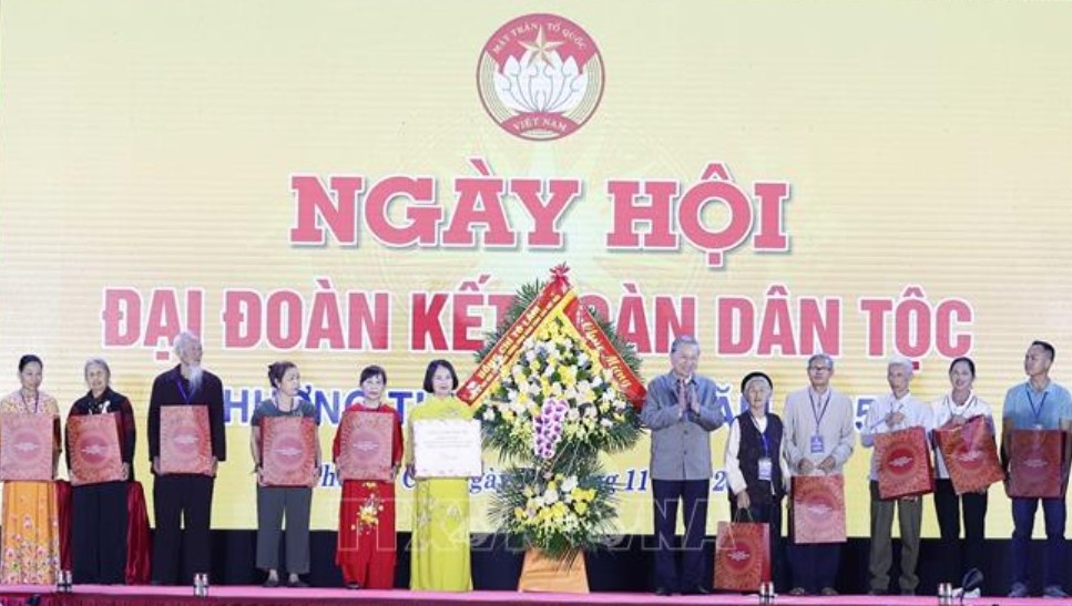 Tổng Bí thư Tô Lâm tặng quà cho các gia đình tiêu biểu - Ảnh: TTXVN