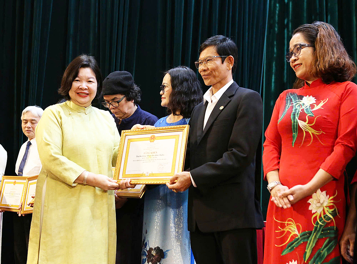 Chủ tịch Liên minh Hợp tác xã Việt Nam - Cao Xuân Thu Vân tặng bằng khen cho các cá nhân và tập thể hợp tác xã vì đã có thành tích xuất sắc trong phong trào thi đua yêu nước giai đoạn 2020-2025.