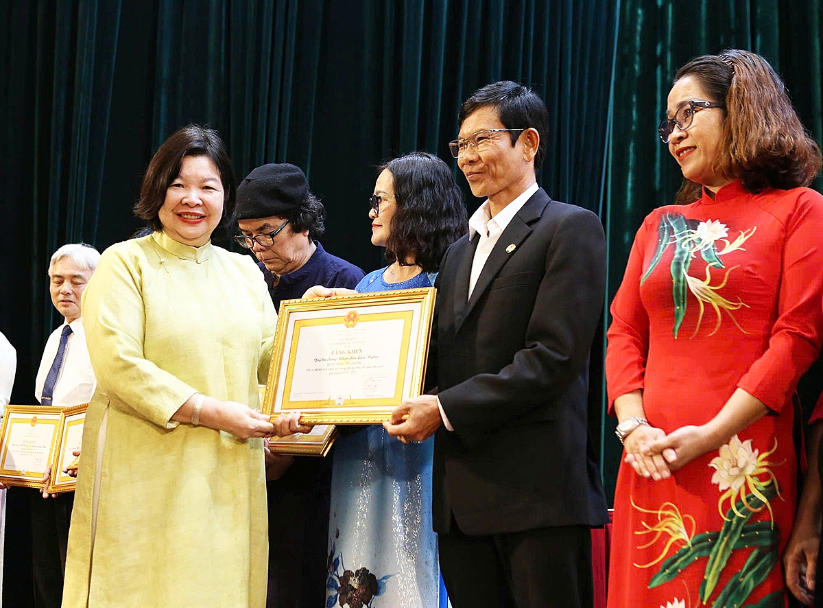 Chủ tịch Liên minh Hợp tác xã Việt Nam - Cao Xuân Thu Vân tặng bằng khen cho các cá nhân và tập thể hợp tác xã vì đã có thành tích xuất sắc trong phong trào thi đua yêu nước giai đoạn 2020-2025.