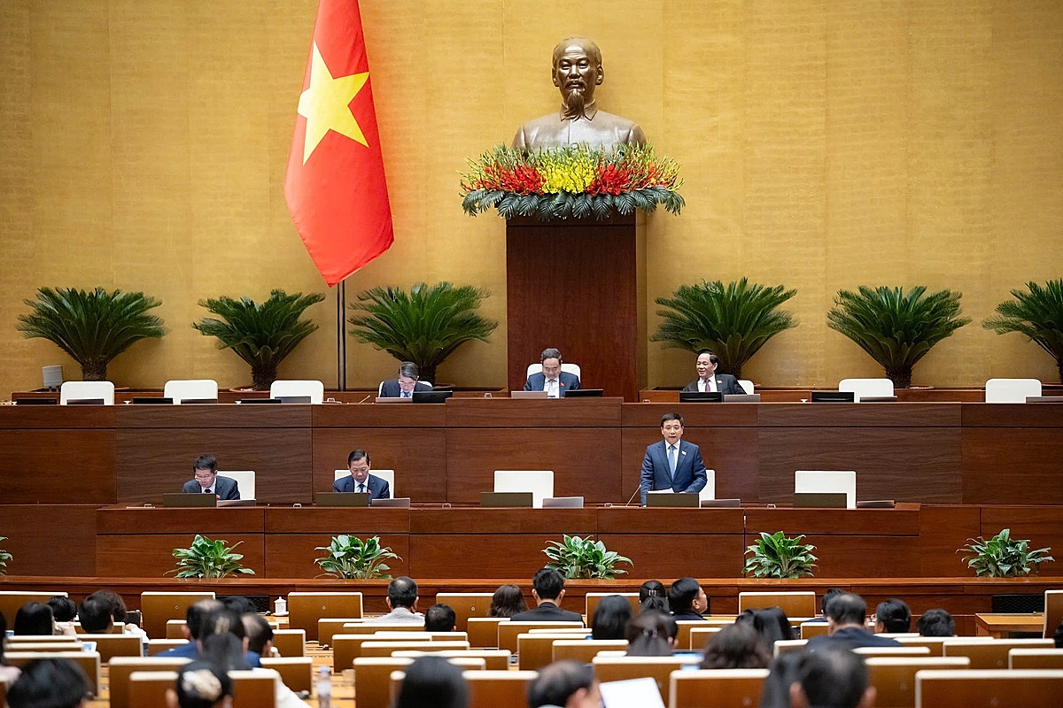 Bộ trưởng Bộ Tài chính Nguyễn Văn Thắng giải trình, làm rõ ý kiến các ĐBQH quan tâm. &lpar;Ảnh: Quốc hội&rpar;