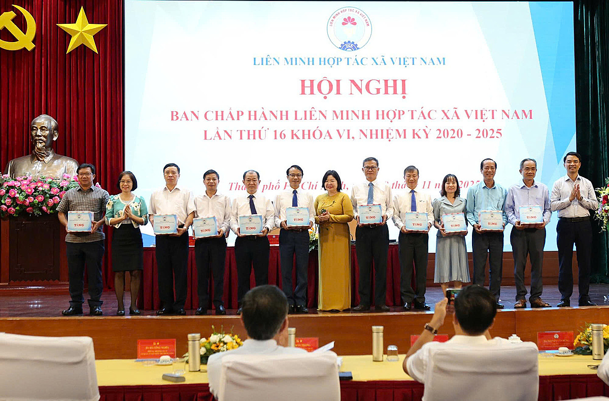 Chủ tịch Liên minh Hợp tác xã Việt Nam – Cao Xuân Thu Vân tặng quà tri ân các cán bộ nghỉ hưu, chuyển công tác.