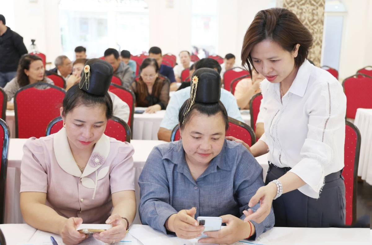 Tham gia các khóa đào tạo, tập huấn giúp các HTX nâng cao năng lực ứng dụng chuyển đổi số, thương mại điện tử.