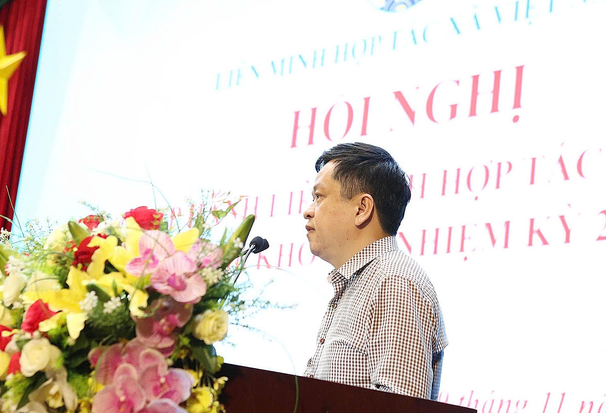 Ông Đặng Văn Chính, Chủ tịch HĐQT kiêm Giám đốc HTX Công nghệ thông tin Huế, phát biểu tại Hội nghị.