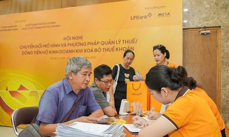 Thúc đẩy tài chính số: LPBank hỗ trợ hộ kinh doanh, tiểu thương thích ứng mô hình thuế mới