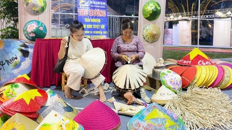 Không còn là vật dụng che nắng che mưa, các nghệ nhân, hộ sản xuất từng bước đưa nghề làm nón phát triển theo hướng hiện đại, gắn với du lịch trải nghiệm và thương mại điện tử.