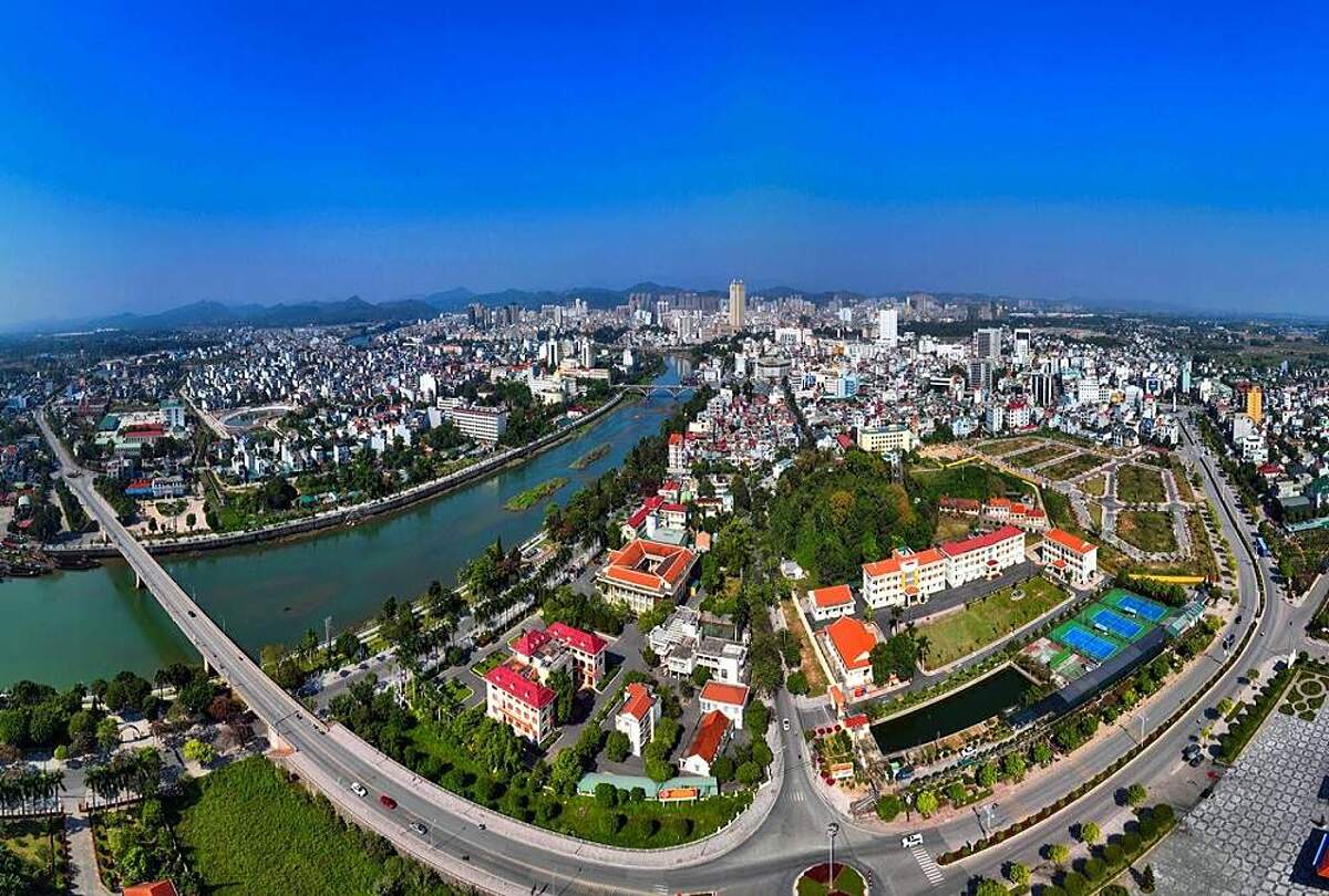 Nhờ lực đẩy từ cao tốc xuyên tỉnh, hạ tầng logistics và kinh tế cửa khẩu Việt - Trung tăng tốc, Móng Cái trở thành điểm sáng trên bản đồ bất động sản miền Bắc.