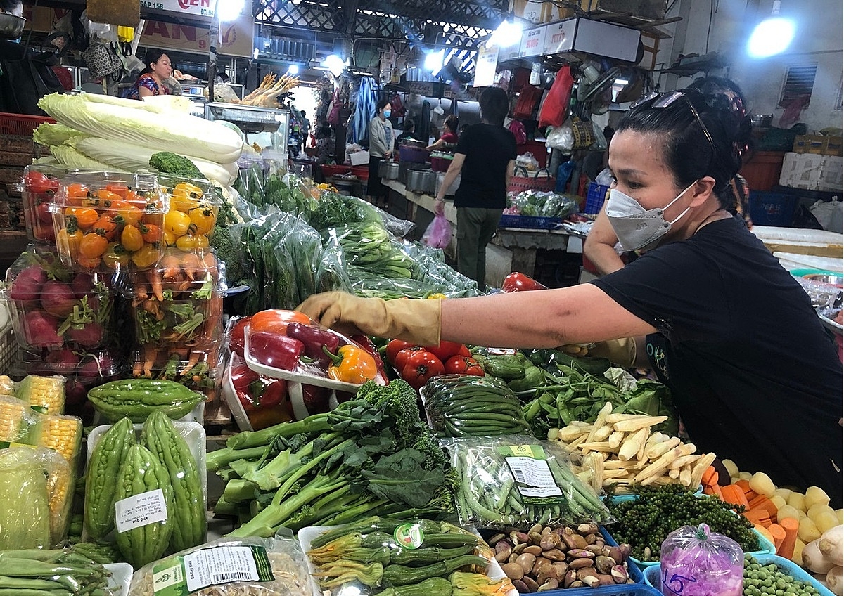 Nông sản thực phẩm tăng giá khiến nhiều người yếu thế gặp khó khăn trong đảm bảo cuộc sống.