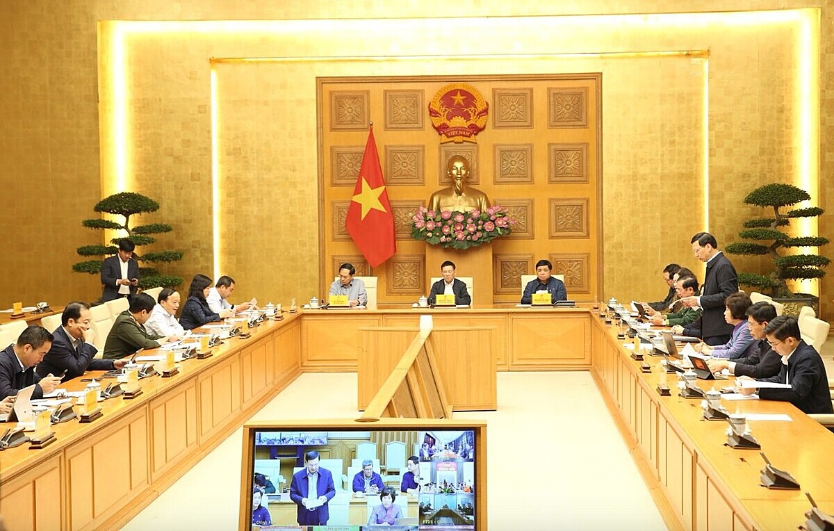 Chính phủ, lãnh đạo các bộ ngành, địa phương, cơ quan, Ban Chỉ đạo Phòng thủ dân sự Quốc gia tham dự cuộc họp tại điểm cầu trụ sở Chính phủ - Ảnh: VGP