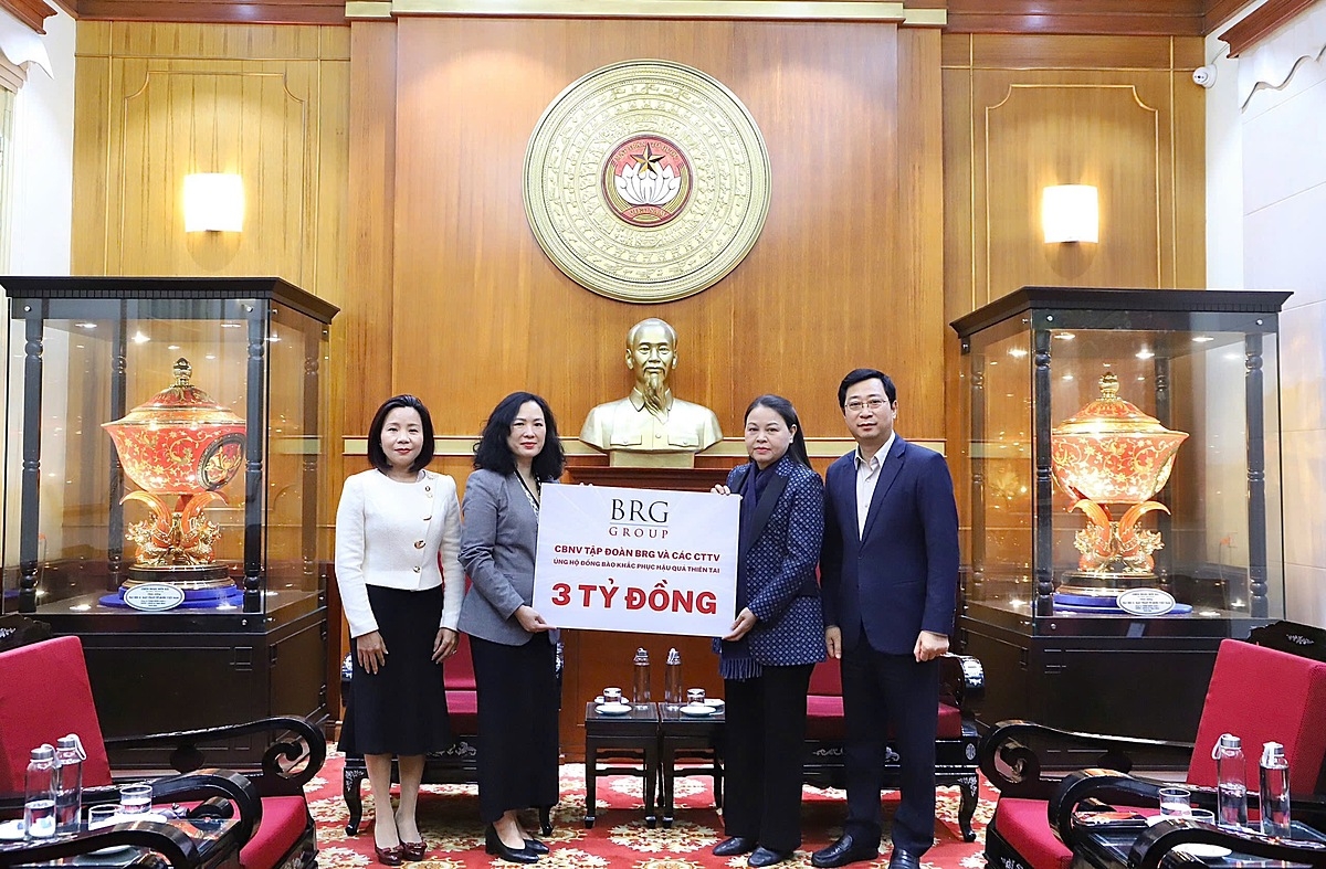 Bà Nguyễn Hoàng Yến - Phó Tổng Giám đốc Tập đoàn BRG đại diện trao tặng ủng hộ qua Ủy ban Trung ương MTTQ Việt Nam.