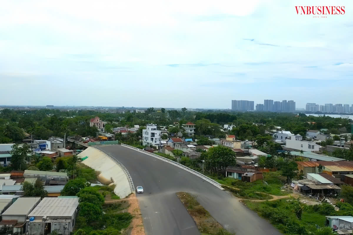 Diện mạo nông thôn mới đổi thay với hạ tầng giao thông mở rộng, kết nối nông thôn – đô thị.