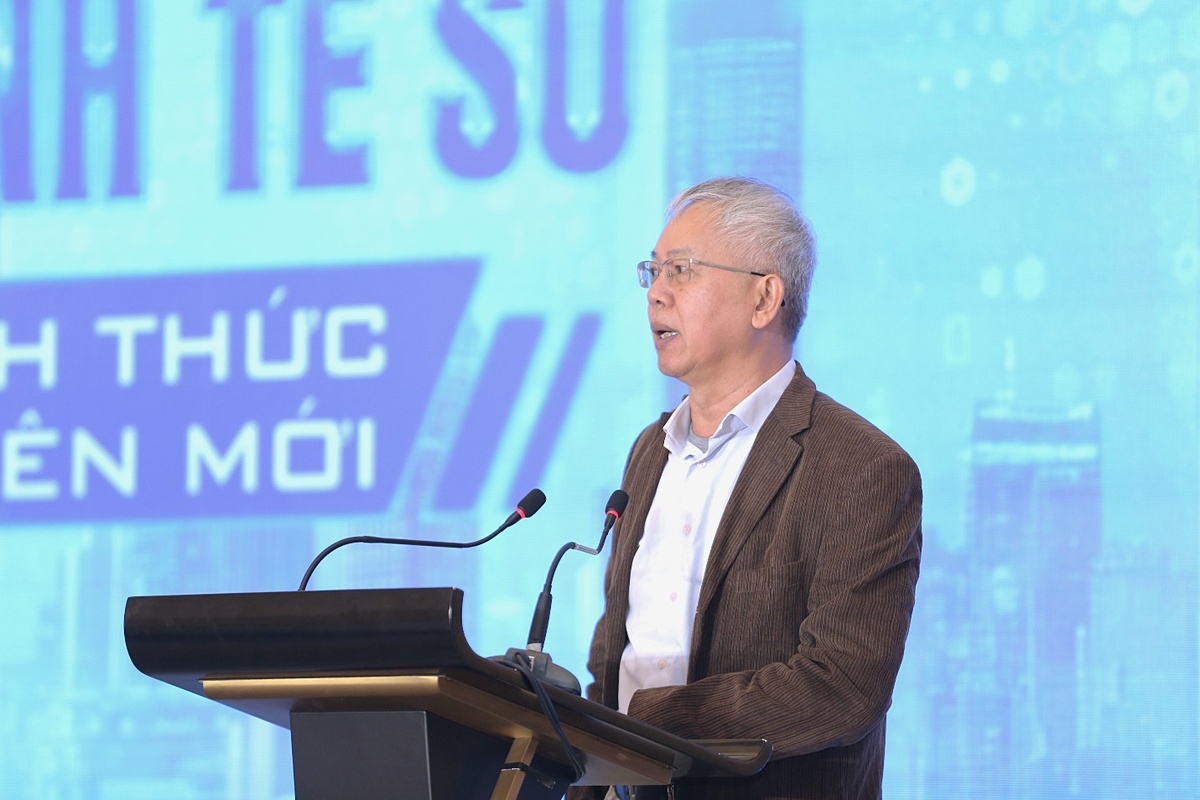 TS. Nguyễn Đức Kiên trình bày tại Diễn đàn.