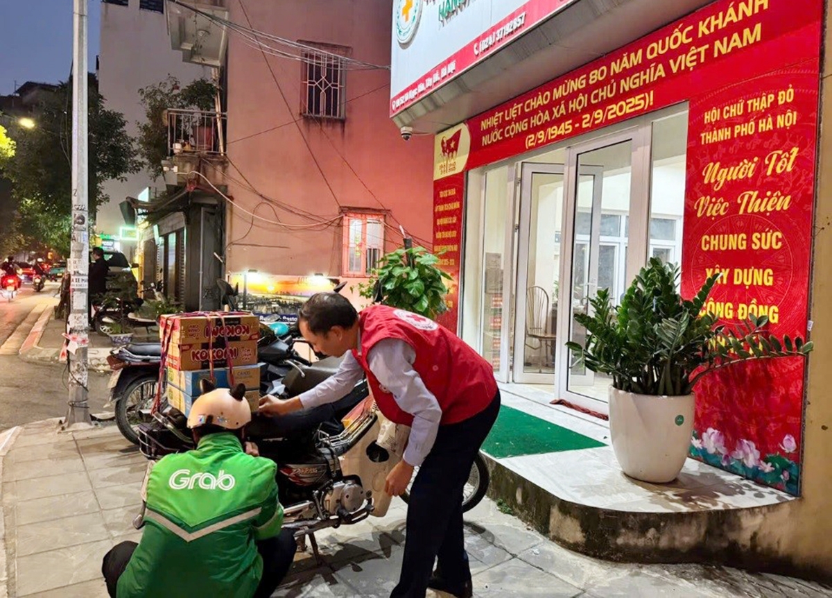 Một bạn tài xế Grab &lpar;giấu tên&rpar; dù tối muộn vẫn tranh thủ mang đến Hội những món quà nhỏ gửi đến đồng bào miền Trung.