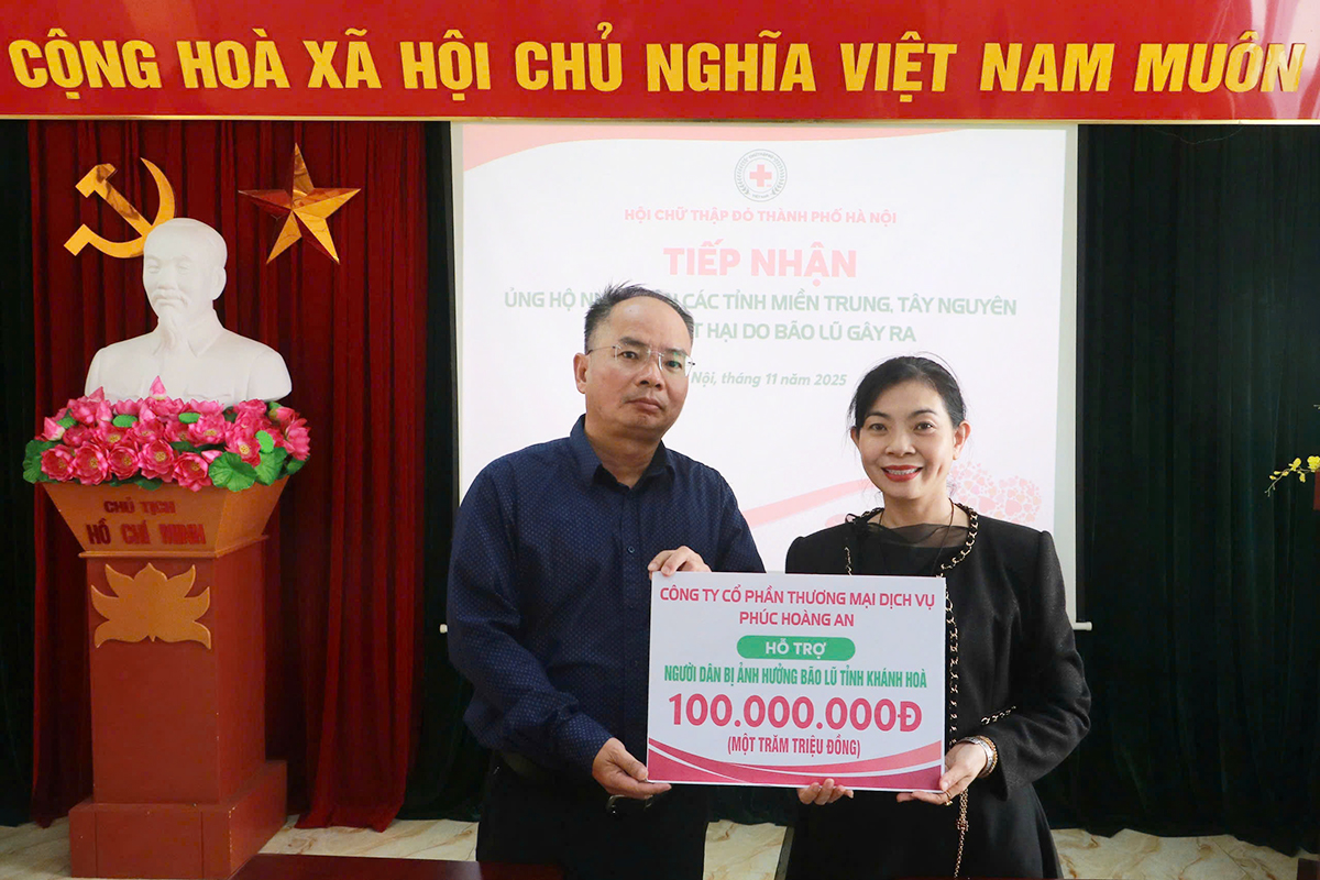 Ông Lê Tự Lực - Chủ tịch Hội Chữ thập đỏ TP Hà Nội tiếp nhận ủng hộ từ doanh nghiệp.