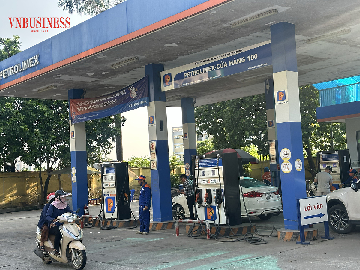 Từ tháng 8/2025, Petrolimex và PVOIL đã thí điểm phân phối E10 tại TP. HCM, Hà Nội, Hải Phòng, Đà Nẵng và Quảng Ngãi. Chỉ sau ba tháng, sản lượng E10 tại nhiều địa phương tăng 12 - 18%.