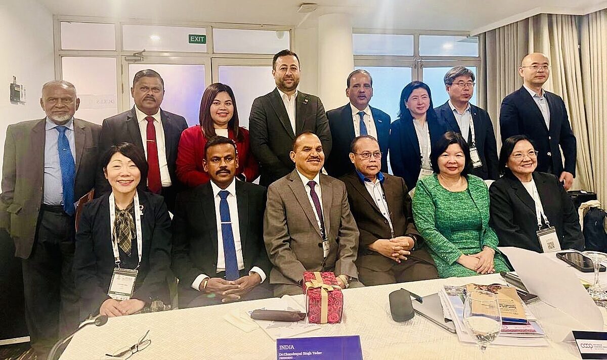 Chủ tịch Liên minh HTX Việt Nam &lpar;áo xanh, hàng đầu&rpar; chụp hình cùng các đại biểu tham dự Hội nghị ngày 24/11/2025.