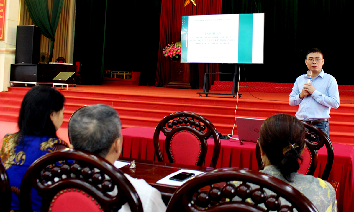 Giảng viên Trường Đại học Nông - Lâm Thái Nguyên truyền đạt kiến thức về trí tuệ nhân tạo, số hóa cho các HTX ở Bắc Ninh.