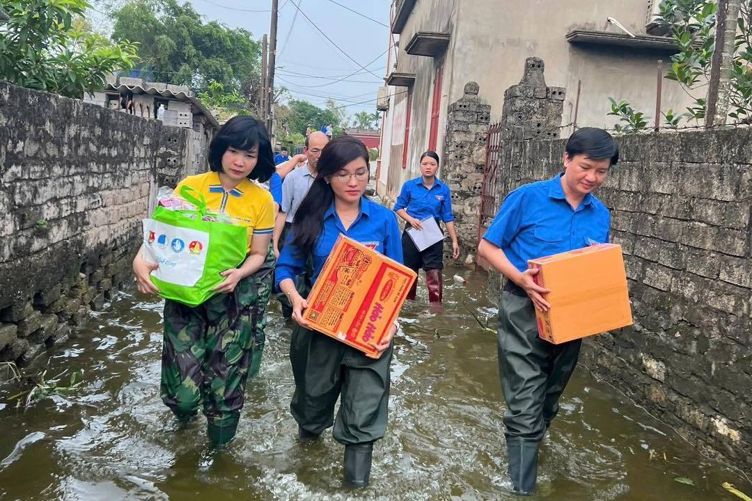 Lực lượng thanh niên tiếp tế cho người dân bị lũ lụt.