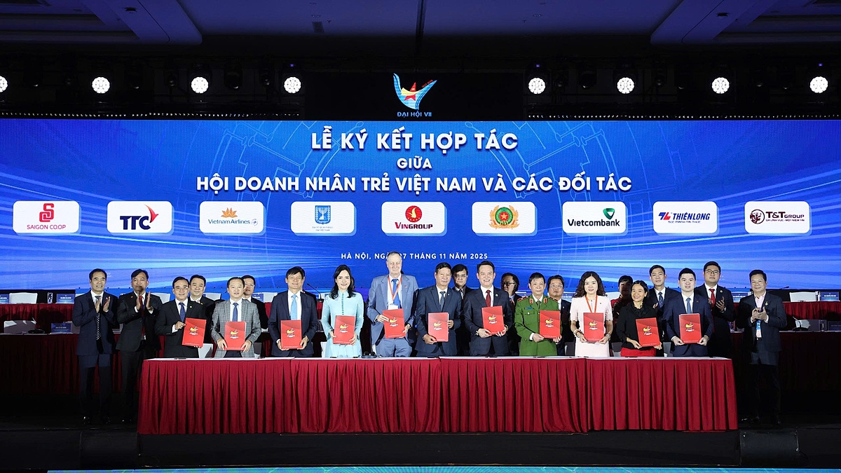 Ông Đỗ Vinh Quang, Phó Chủ tịch HĐQT T&T Group &lpar;ngoài cùng bên phải&rpar; và đại diện các doanh nghiệp ký biên bản ghi nhớ hợp tác với Hội Doanh nhân trẻ Việt Nam.