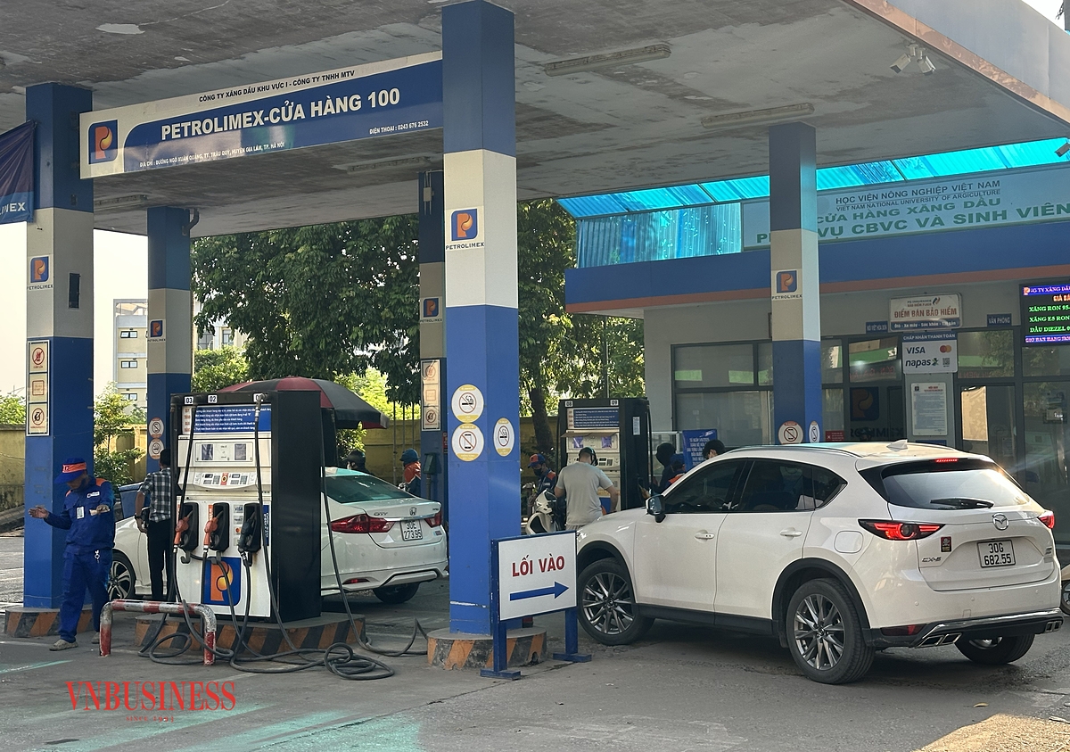 Giá xăng RON95-III giảm 533 đồng/lít còn 20.009 đồng/lít.