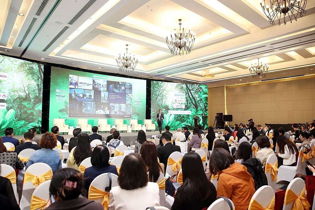 Các chuyên gia khẳng định chuyển đổi xanh mở ra cơ hội mới cho doanh nghiệp trong kỷ nguyên bền vững.