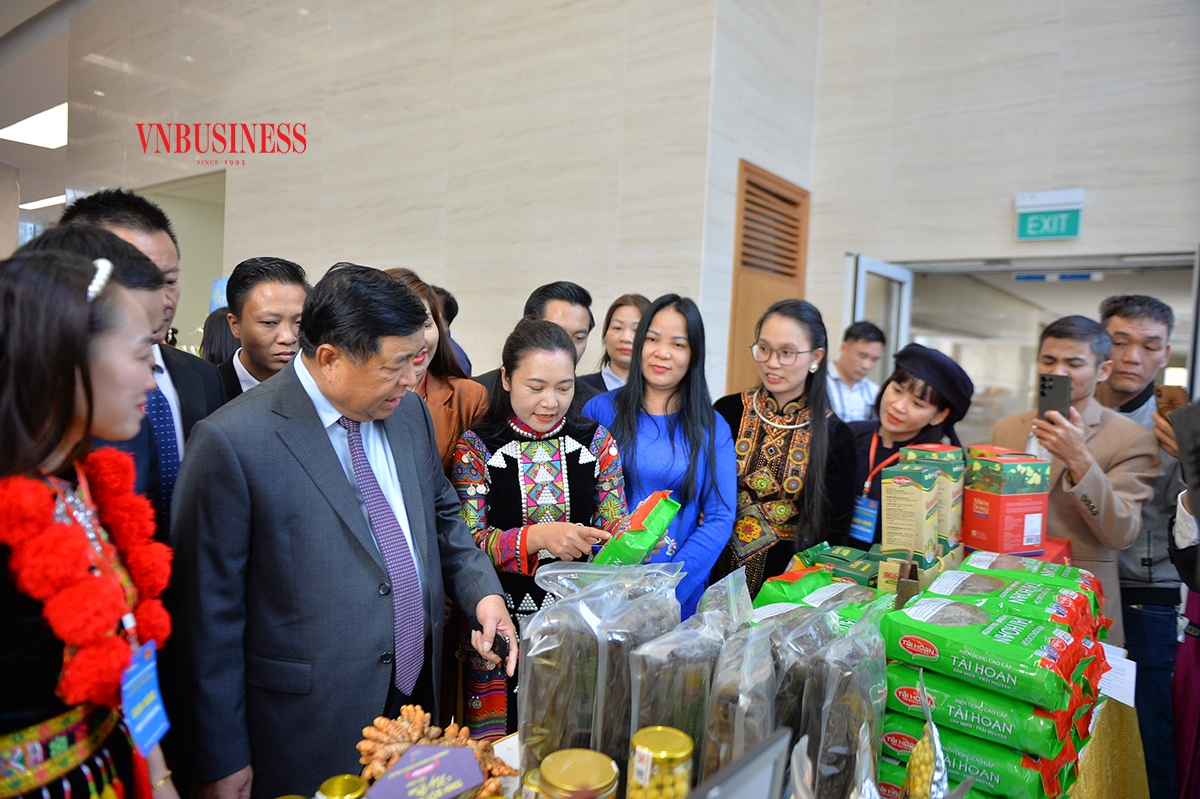 Phó Thủ tướng Nguyễn Chí Dũng và Phó Thủ tướng Mai Văn Chính tham quan gian hàng của các HTX.