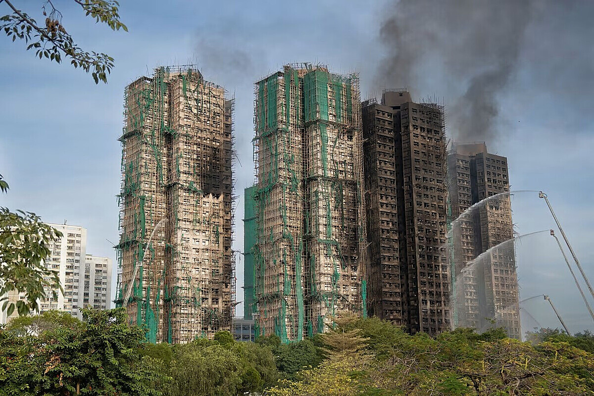 Vụ cháy chung cư ở Hong Kong: Ngọn lửa lan nhanh qua giàn giáo quây bên ngoài.