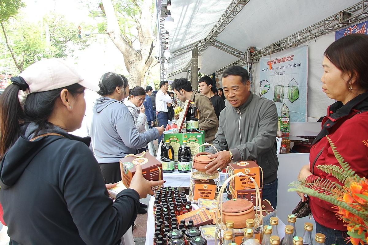 Đông đảo người dân tới tham quan, mua hàng.