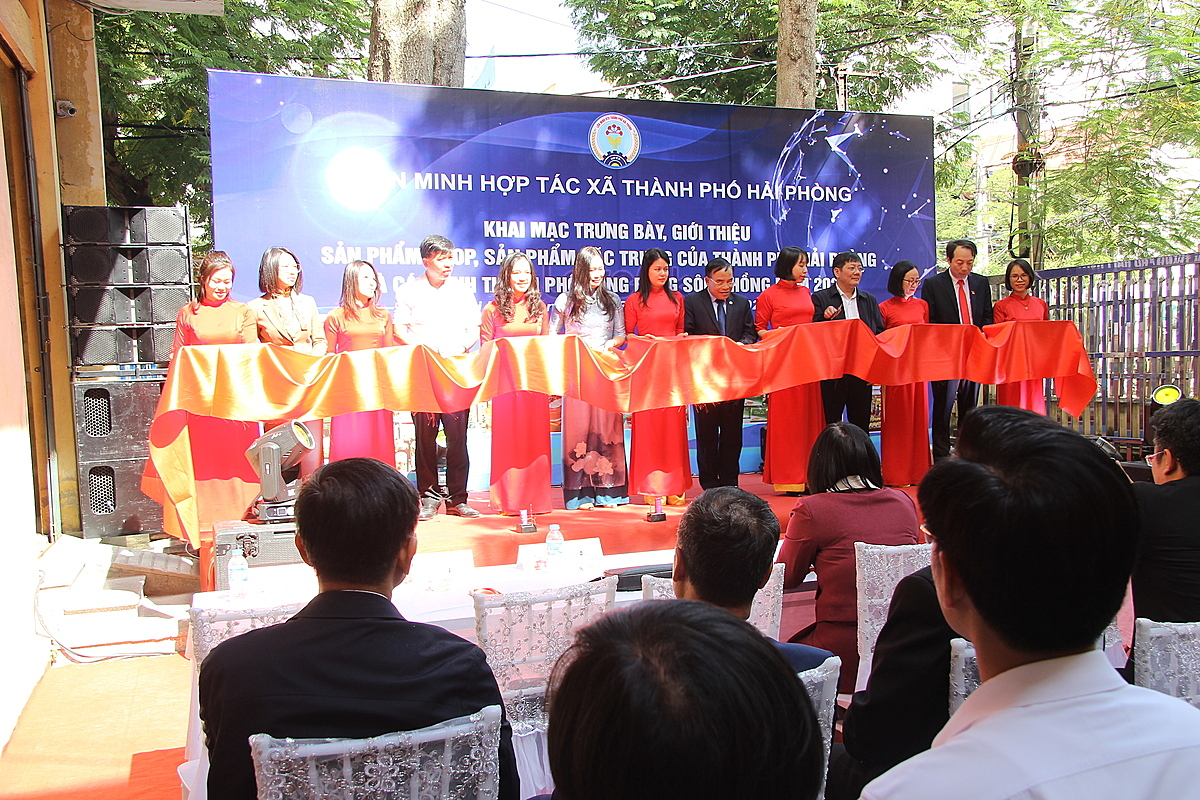 Các đại biểu cắt băng khai mạc Lễ trưng bày, giới thiệu sản phẩm.