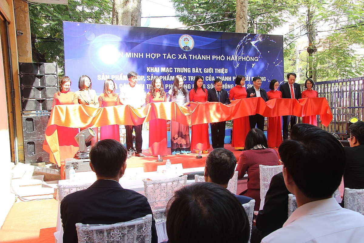 Các đại biểu cắt băng khai mạc Lễ trưng bày, giới thiệu sản phẩm.