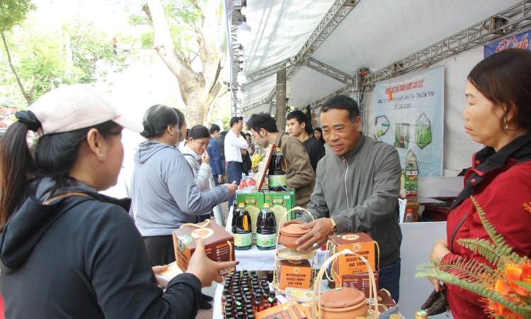 Hàng trăm sản phẩm OCOP tỏa sáng tại hội chợ vùng Đồng bằng sông Hồng