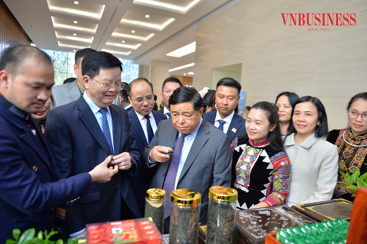 Phó Thủ tướng Nguyễn Chí Dũng và Phó Thủ tướng Mai Văn Chính dùng thử sản phẩm chè VietGAP của HTX.