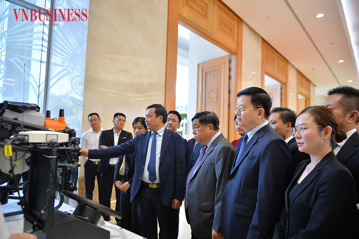 Phó Thủ tướng Nguyễn Chí Dũng tham quan gian hàng của HTX trước thềm Diễn đàn Kinh tế hợp tác, HTX năm 2025.