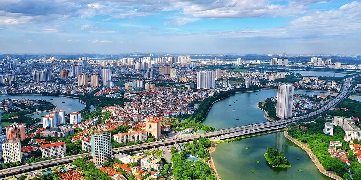 Nhiều nhà máy lâu năm nằm giữa khu dân cư Hà Nội sẽ phải di dời theo quy hoạch mới.