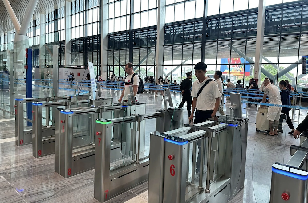 Hành khách đi máy bay không có hành lý kí gửi làm thủ tục bằng VNeID hoặc tại kiosk tự phục vụ.