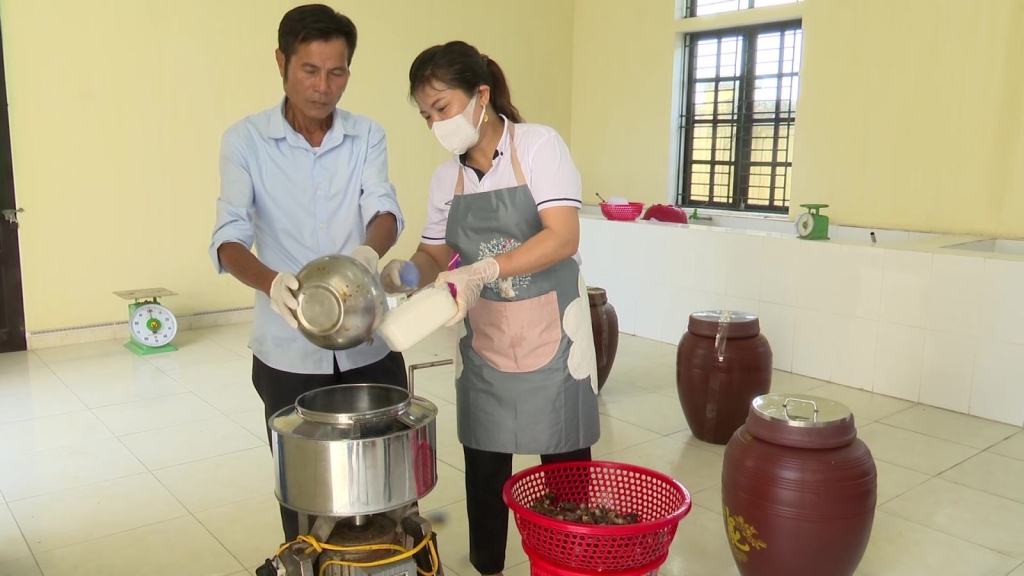HTX Hồng Tiến đang tìm hướng mở rộng hệ thống phân phối sản phẩm mắm cáy đạt chuẩn OCOP.