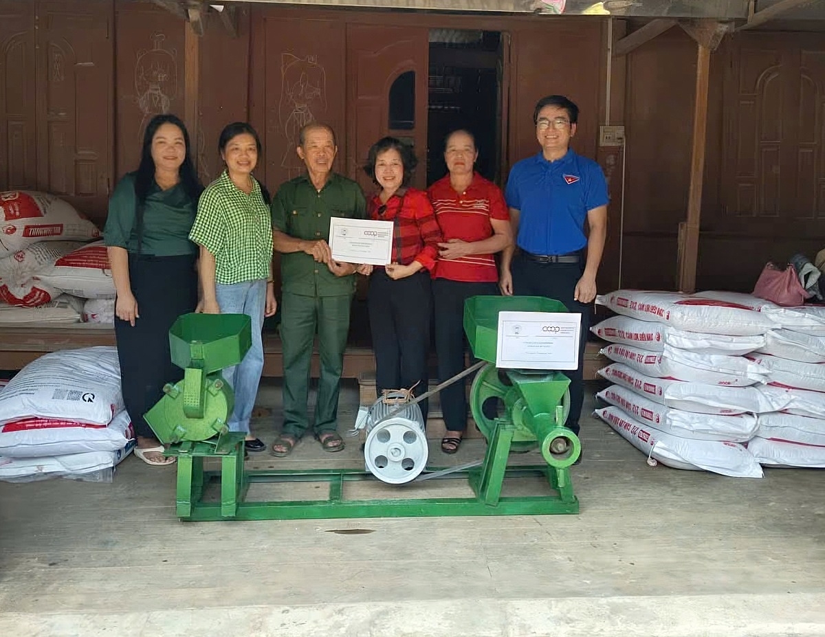 Đại diện Liên minh HTX Quốc tế Khu vực Châu Á - Thái Bình Dương trao tặng máy tự động nghiền và đóng viên thức ăn chăn nuôi cá cho HTX Nông nghiệp Thành Công, tỉnh Thái Nguyên.