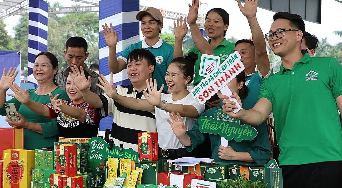 Chuyển đổi số và ứng dụng AI trong hoạt động thương mại của ngành chè được các HTX tại Thái Nguyên triển khai hiệu quả &lpar;ảnh Thái Nguyên&rpar;.