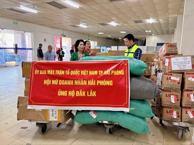 Hơn 3 tấn hàng từ Hải Phòng được vận chuyển bằng máy bay, hỗ trợ khẩn cấp cho đồng bào vùng lũ. Ảnh: Cổng TTĐT Hải Phòng.