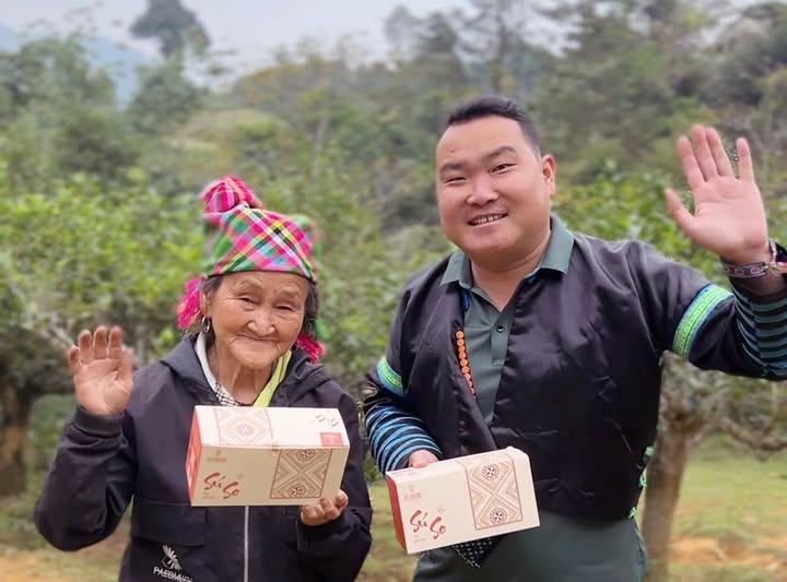 HTX Phình Hồ còn kết hợp với anh Sùng A Tủa, đưa sản phẩm tiêu thụ và quảng bán trên TikTok.