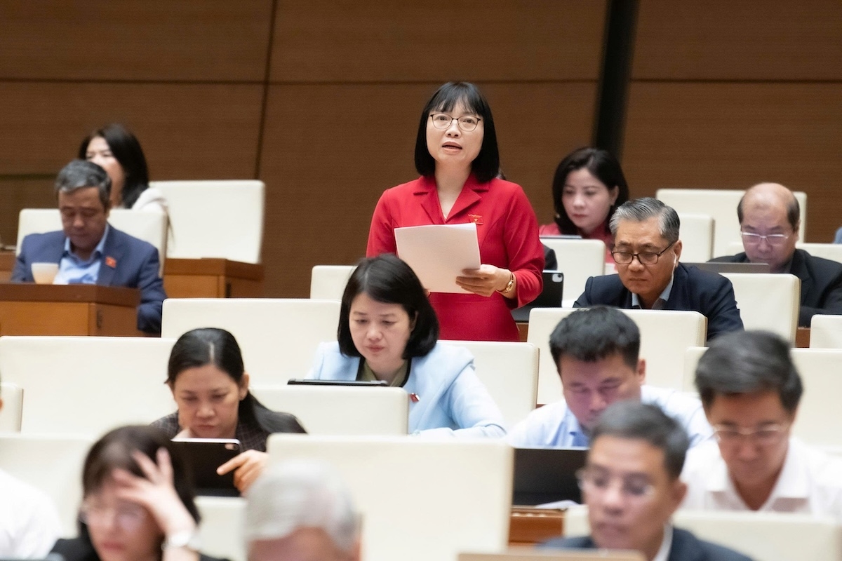 Đại biểu Nguyễn Thị Việt Nga – Đoàn ĐBQH TP. Hải Phòng nêu quan điểm tại phiên họp. Ảnh: Quốc hội