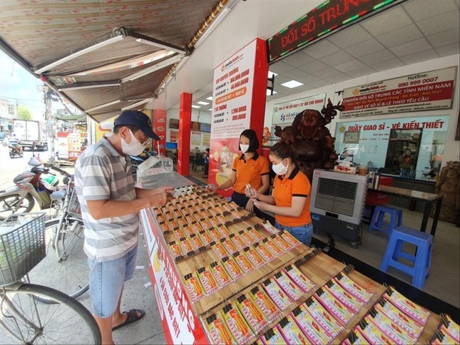 Tỷ lệ tiêu thụ vé đạt gần 99%, các công ty xổ số khu vực miền Nam được 'thưởng nóng' dịp Tết