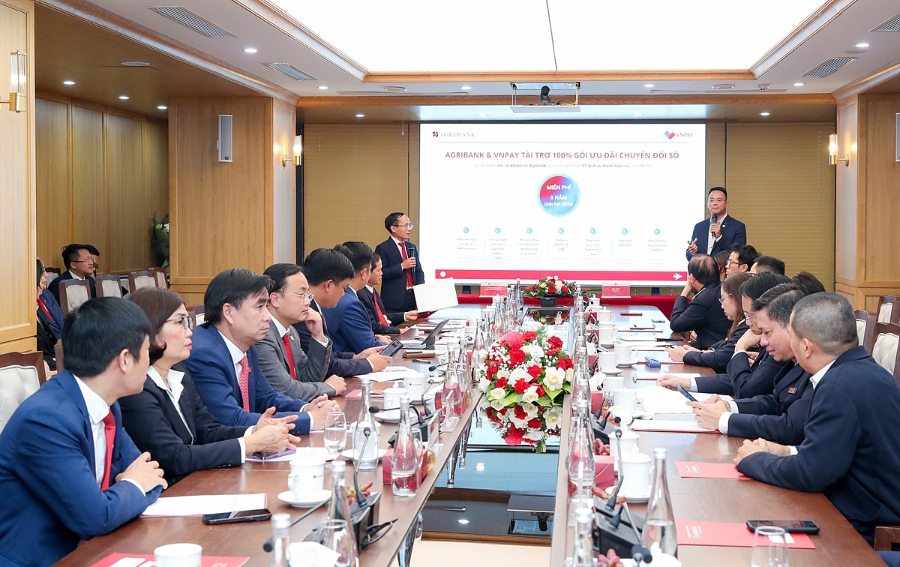 Đại diện Agribank và VNPAY giới thiệu giải pháp hỗ trợ hộ kinh doanh chuyển đổi từ thuế khoán sang thuế kê khai.