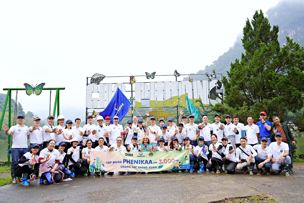 Phenikaa trao tặng 3.000 cây xanh cho dự án “Chung sức trồng rừng”, đồng thời trực tiếp trồng cây phủ xanh đất trống tại Vườn Quốc gia Cúc Phương &lpar;Ninh Bình&rpar;.