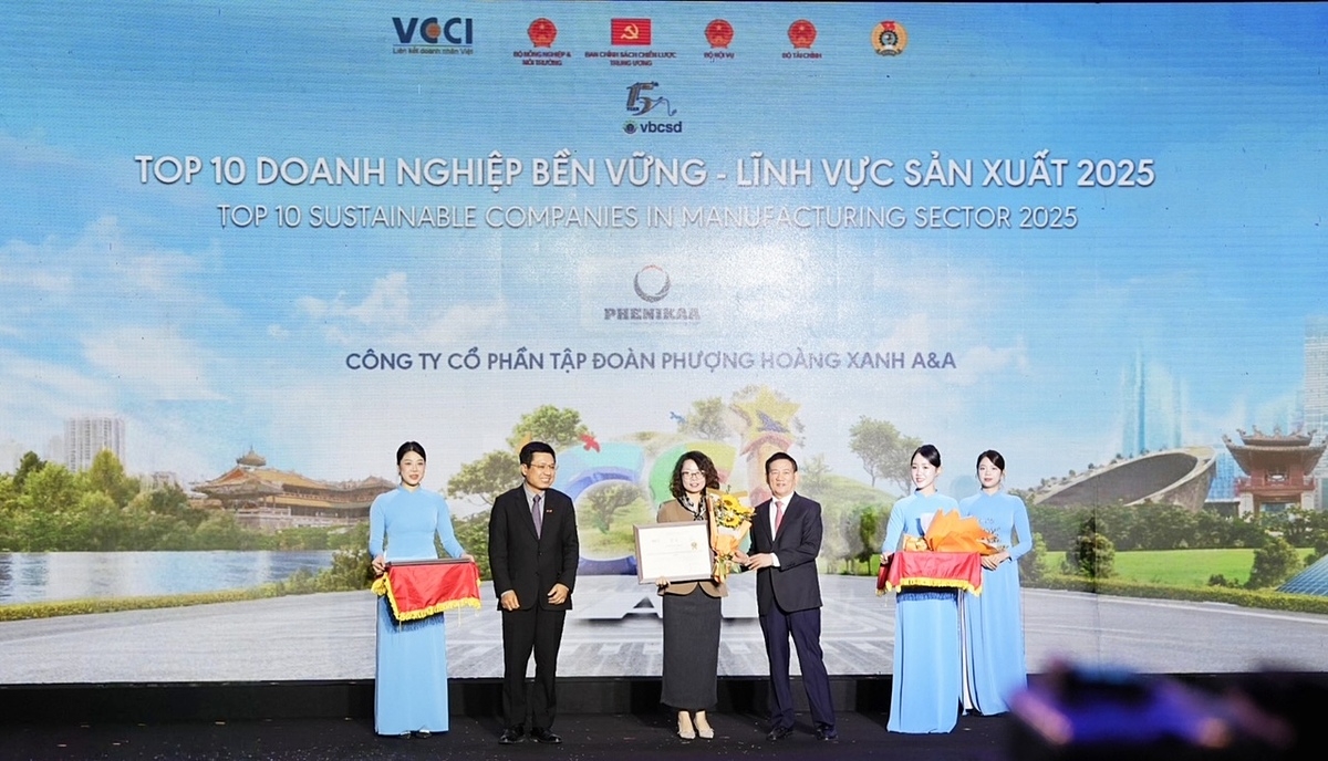 Bà Trần Lan Phương – Phó Tổng Giám đốc Tập đoàn Phenikaa nhận vinh danh từ BTC chương trình.