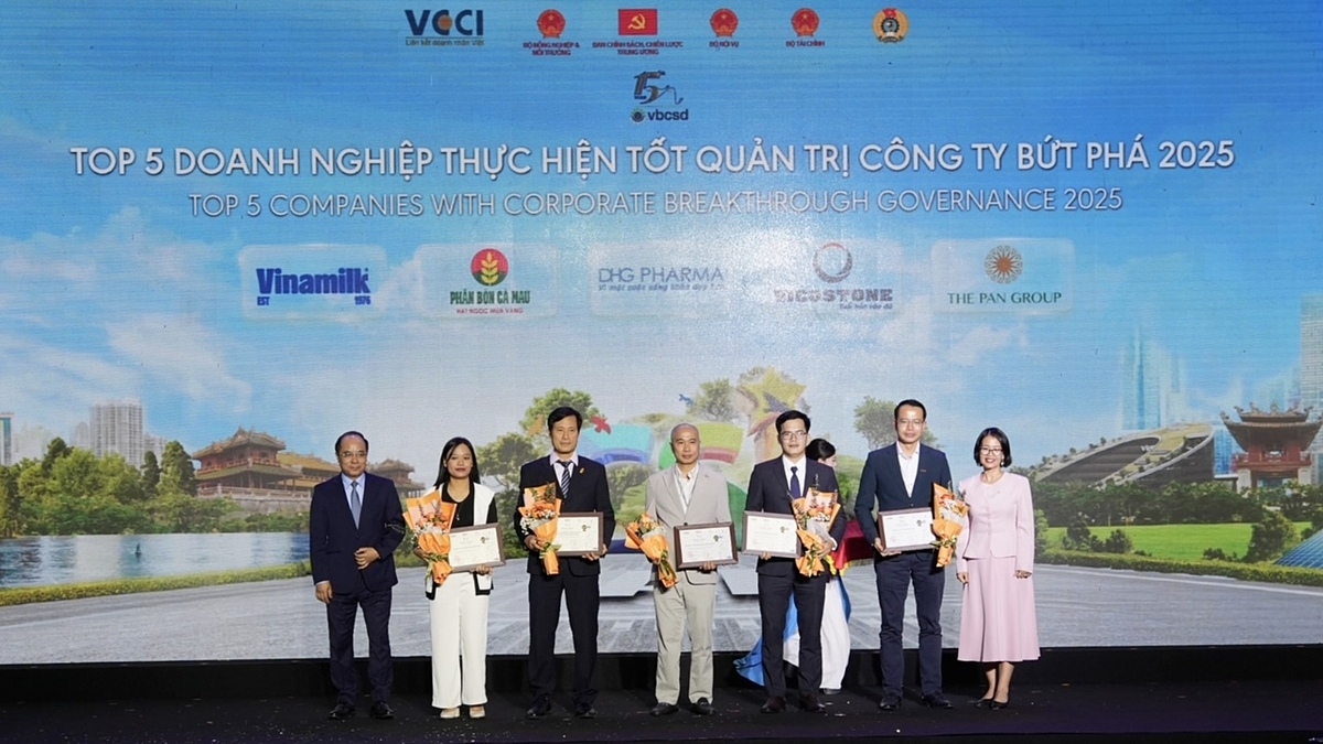 Ông Đồng Quang Thức – Phó Tổng Giám đốc Vicostone đại diện Công ty nhận giải tại hạng mục Top 5 Doanh nghiệp thực hiện tốt quản trị công ty bứt phá 2025 bên cạnh giải thưởng Top 100 DN PTBV.