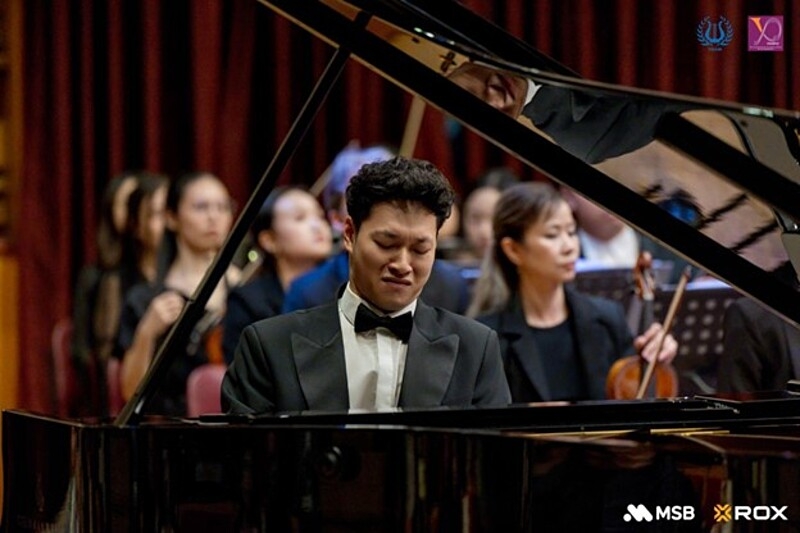 Nghệ sĩ piano Phạm Ngọc Giang trong phần độc tấu Concerto Piano No.2.