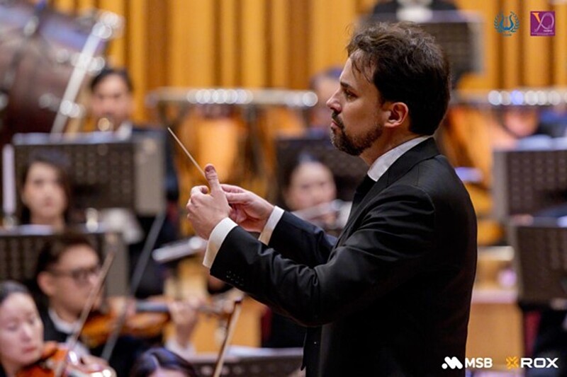 Nhạc trưởng Olivier Ochanine dẫn dắt hai dàn nhạc trong chương trình.