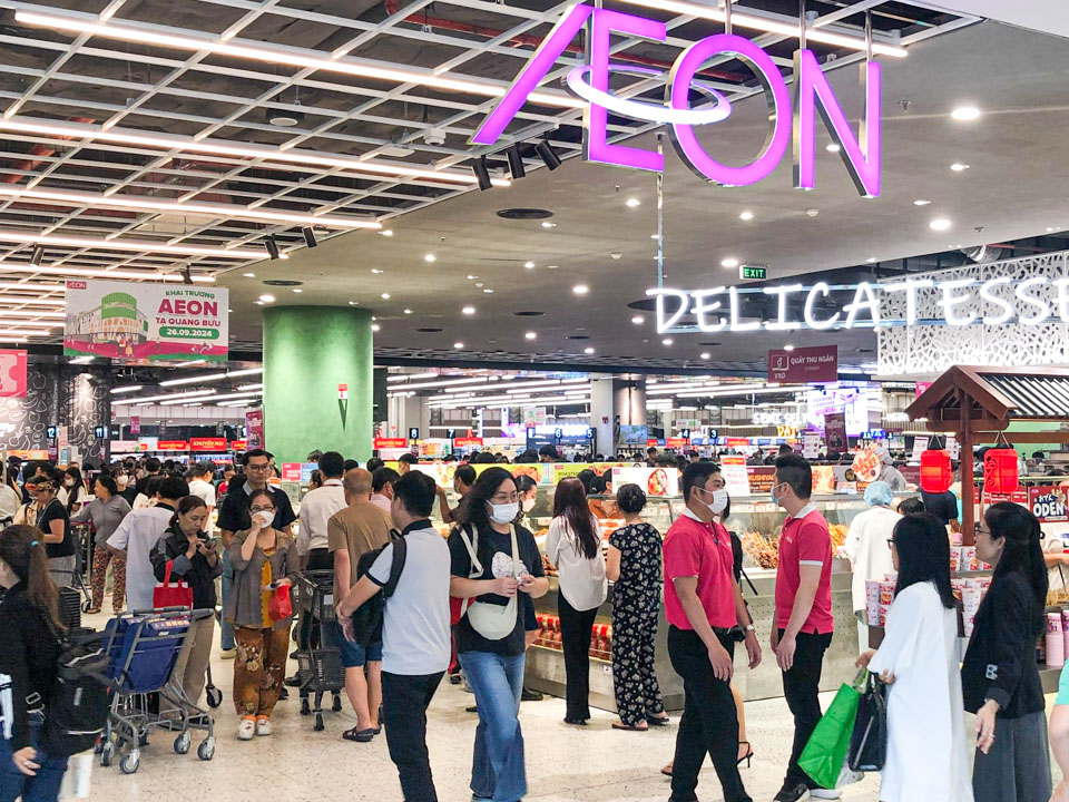 Không khí mua sắm sôi động tại các trung tâm thương mại lớn chứng minh độ đàn hồi của thị trường bán lẻ ngay cả trong bối cảnh kinh tế toàn cầu biến động.